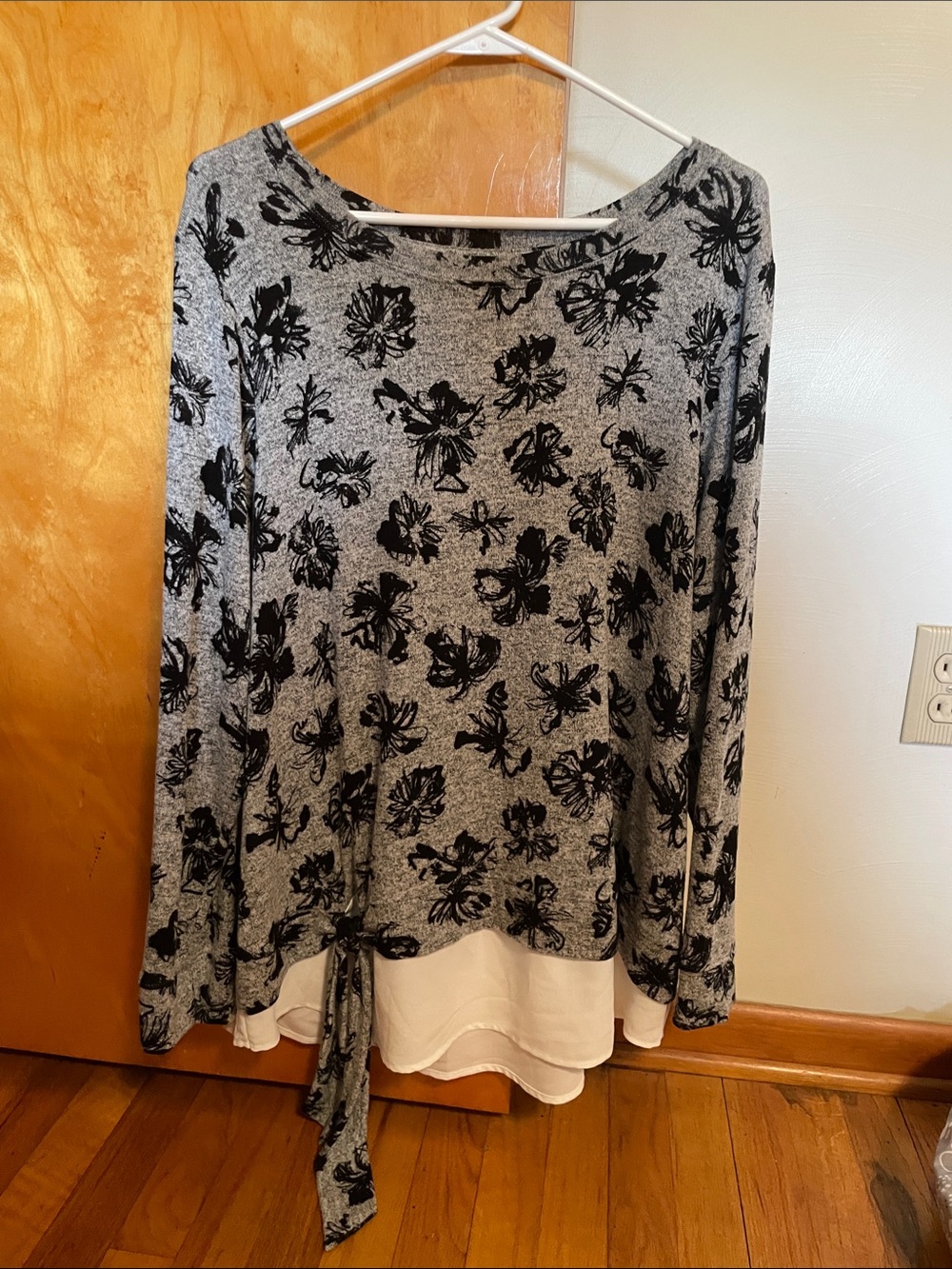 Simply Vera Vera Wang Gray Floral Long-Sleeve Tie-Hem Layered Top